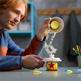 Stavebnice LEGO® Ideas 21357 Disney Pixar Luxo Jr. 

 obrázek produktu 4 z 9
