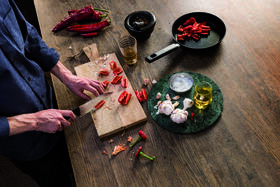 Nůž Fiskars střední kuchařský, 17 cm 

 obrázek produktu 2 z 3