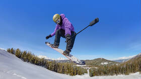 Outdoorová kamera Insta360 X4 Snowboardový balíček černá barva
