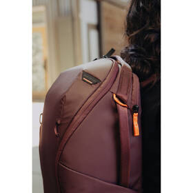 Batoh Peak Design Everyday Backpack Zip 20L (v2) vínový

 obrázek produktu 7 z 8