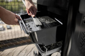 Gril zahradní plynový Weber E-335 Black černý

 obrázek produktu 9 z 9