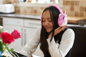 Sluchátka Lazerbuilt Squishmallows Plush Bluetooth - Lola růžová

 obrázek produktu 5 z 6