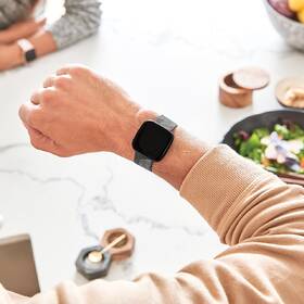 Chytré hodinky Fitbit Versa 2 Special Edition (NFC) - Smoke Woven 

 obrázek produktu 6 z 7