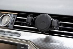 Držák na mobil FIXED Roll do mřížky ventilace, bezdrátové nabíjení černý

 obrázek produktu 8 z 10