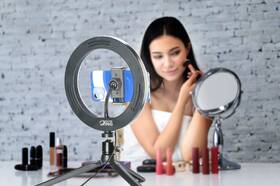 Světlo CellularLine Selfie Ring s LED osvětlením pro selfie fotky a videa černé

 obrázek produktu 8 z 8