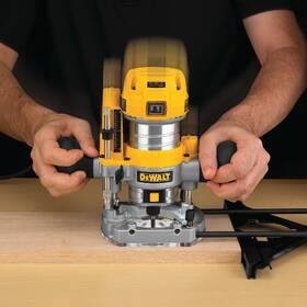Frézka horní Dewalt D26203 900 W 

 obrázek produktu 2 z 3