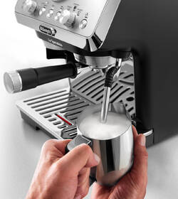 Pákový kávovar De'Longhi EC9155.MB černý/stříbrný

 obrázek produktu 3 z 4