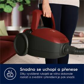 Podlahový vysavač Electrolux PD82-ANIMA červená barva
