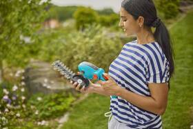 Nůžky na trávu Gardena ComfortCut 9888-20 (s baterií) 

 obrázek produktu 5 z 6