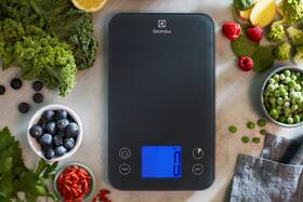 Kuchyňská váha Electrolux BKS1 černá

 obrázek produktu 4 z 7