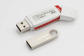 USB Flash Kingston 32GB kovový

 obrázek produktu 1 z 7