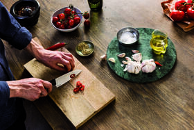 Nůž Fiskars malý kuchařský, 14 cm 

 obrázek produktu 2 z 3