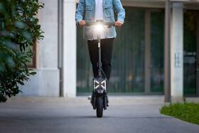 Elektrická koloběžka Segway ZT3 Pro E antracitová barva

