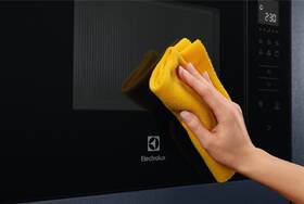 Mikrovlnná trouba Electrolux KMFE172TEX černá barva

