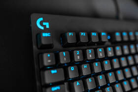 Klávesnice Logitech G Pro, GX Blue Clicky, CZ černá barva
