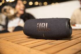 Přenosný reproduktor JBL Charge 5 černý

 obrázek produktu 10 z 11