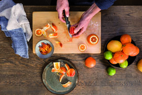 Nůž Fiskars loupací, 9 cm 

 obrázek produktu 2 z 3