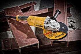 Úhlová bruska Dewalt DWE494 

 obrázek produktu 3 z 3