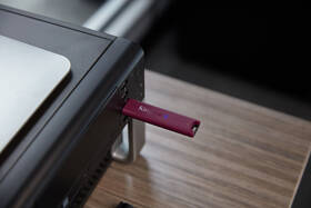 USB Flash Kingston 1TB USB 3.2 červená barva
