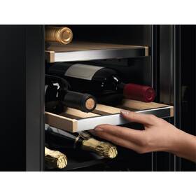 Vinotéka Electrolux EWUS018B7B černá barva
