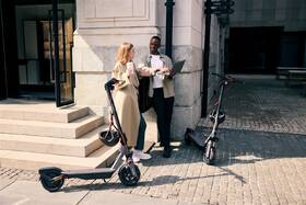 Elektrická koloběžka Segway F3 Pro E antracitová barva
