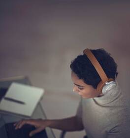 Sluchátka Bang & Olufsen Beoplay HX hnědá barva
