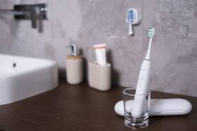 Zubní kartáček TrueLife SonicBrush GL UV bílý

 obrázek produktu 7 z 8
