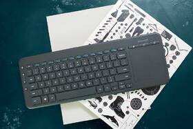 Klávesnice Microsoft All in One Media Wireless, CZ/SK černá

 obrázek produktu 4 z 8