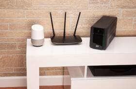 Záložní zdroj APC Easy UPS 2200VA, 230V, AVR, Schuko zásuvky 
