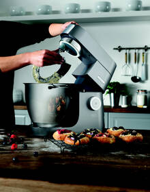 Kuchyňský robot KENWOOD KVL8320S stříbrná barva
