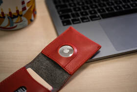 Peněženka FIXED Wallet pro AirTag z pravé hovězí kůže červená

 obrázek produktu 5 z 6