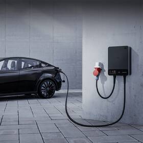 Nástěnná nabíjecí stanice dé pro elektromobily 11kW s 10m kabelem, verze s CZ aplikací černá

 obrázek produktu 2 z 8