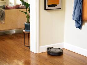 Robotický vysavač iRobot Roomba j7 černá barva
