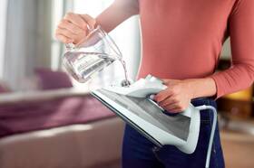 Žehlička Philips DST5010/10 šedá barva
