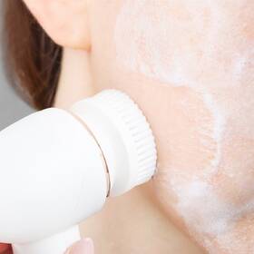 Čisticí kartáček Rio Pure Cleanse Deep Cleansing & Exfoliating Facial Brush bílý

 obrázek produktu 11 z 12