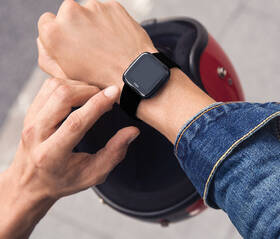 Chytré hodinky Fitbit Versa (NFC) - Black / Black Aluminum 

 obrázek produktu 4 z 5