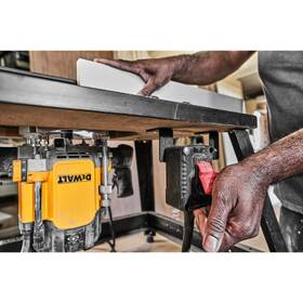 Frézka horní Dewalt DWE627KT 2 300W 

 obrázek produktu 7 z 8