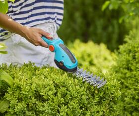 Nůžky na trávu Gardena ComfortCut 9888-20 (s baterií) 

 obrázek produktu 4 z 6
