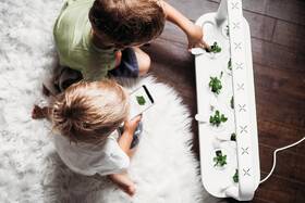 Chytrý květináč Click and Grow Smart Garden 9 bílý

 obrázek produktu 7 z 7
