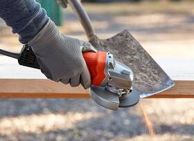 Úhlová bruska Black-Decker BEG110 

 obrázek produktu 2 z 2