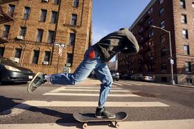 Přenosný reproduktor JBL CLIP 5 červená barva
