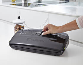 Svářečka fólií FoodSaver FFS002X černá barva
