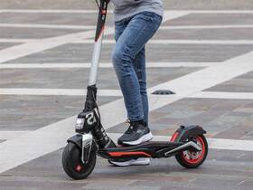 Elektrická koloběžka Aprilia eSR1 

 obrázek produktu 30 z 35