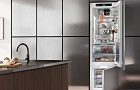 otevřená vestavná lednice liebherr v kuchyni v barvě nerezu. Je otevřená a naplněná jidlem. V popřed