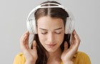 Jak vycistit sluchatka – zena s bilymi nahlavnimi sluchatky