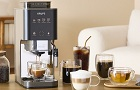 Kávovar KRUPS Coffee Crush Experience připravuje kávu.