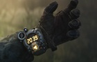 Ruka s hodinkami s časem 20:39 - screenshot z traileru na Metro 2039