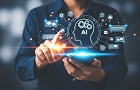 Ikony AI funkcí kolem mobilního telefonu, který v ruce drží muž.