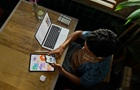 Muž sledující novinky Apple prezentované na konferenci WWDC 2026