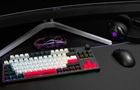 Myš, klávesnice a headset Lorgar leží na stole pod monitorem